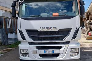 Camion scarrabile con gru