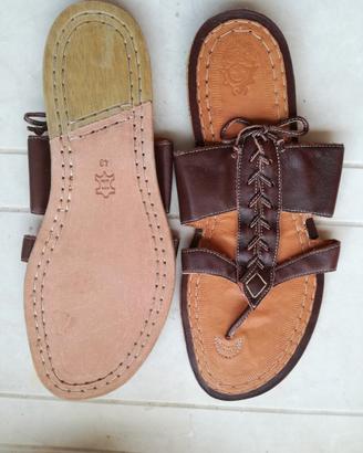 Sandali infradito in pelle non conciata chimicame