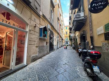 NEGOZIO A NAPOLI