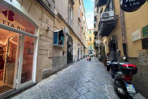 NEGOZIO A NAPOLI