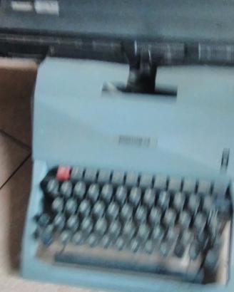 Macchina da scrivere Olivetti lettera 82