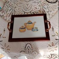 Vassoio ricamato a mano punto croce con teiera 