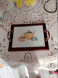 Vassoio ricamato a mano punto croce con teiera 