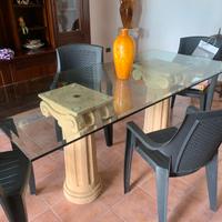 Tavolo moderno con base di vetro e capitelli