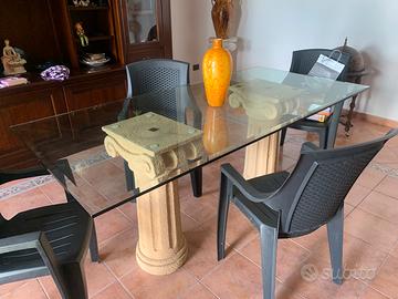 Tavolo moderno con base di vetro e capitelli