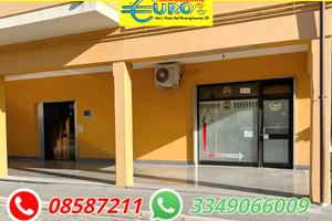 Locale commerciale in zona residenziale