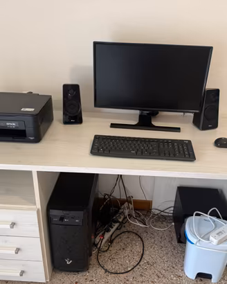 Scrivania con Cassettiera e Vano PC