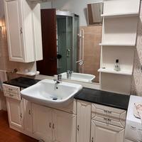 Mobile bagno completo con lavabo, specchio e luci