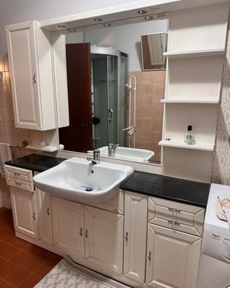 Mobile bagno completo con lavabo, specchio e luci