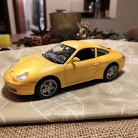 Porsche 911 Carrera (996) 1997 marca Welly 1/18