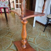 Tavolino in legno stile classico con ripiano