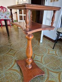 Tavolino in legno stile classico con ripiano