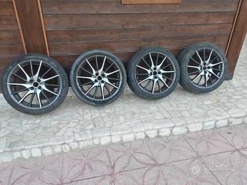 4 cerchi in lega da 18" con gomme 215/40 R18 
