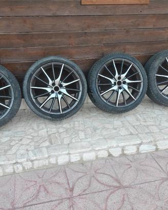 4 cerchi in lega da 18" con gomme 215/40 R18 