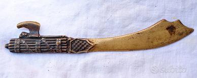 Tagliacarte fascista a forma di fascio scimitarra