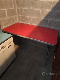 cucina americana con tavolo