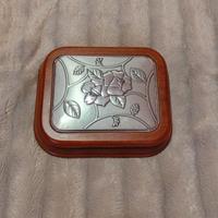 portagioie in legno con decorazione argentata 