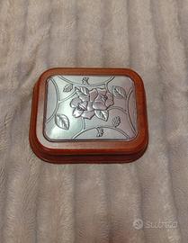 portagioie in legno con decorazione argentata 