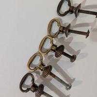 Lotto 5 pomelli in ottone vintage per mobili e cas