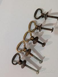 Lotto 5 pomelli in ottone vintage per mobili e cas