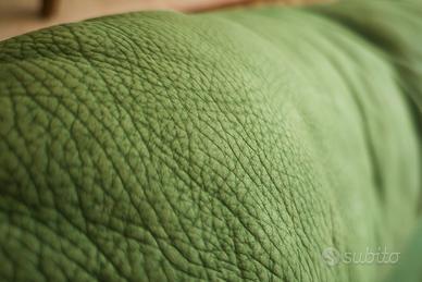 Divano in microfibra effetto pelle