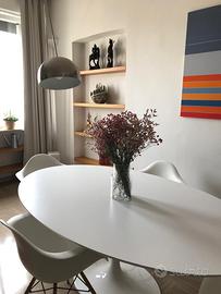 Tavolo ovale SAARINEN e 4 sedie VITRA