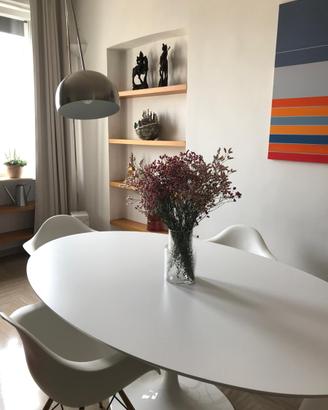 Tavolo ovale SAARINEN e 4 sedie VITRA