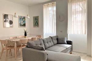 Bilocale nuovo arredato con balcone e posto auto