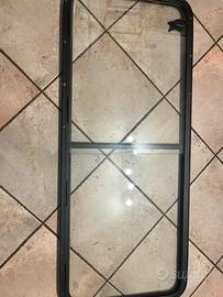 VETRO LATERALE POSTERIORE sx CON CHIUSURA DEFENDER