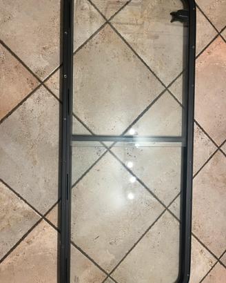 VETRO LATERALE POSTERIORE sx CON CHIUSURA DEFENDER