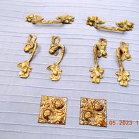 Maniglie in bronzo ed altro per mobili antichi