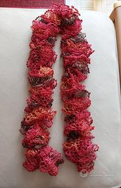 Sciarpa fatta a mano, toni del rosso,