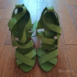 Sandalo aperto con tacco Verde con fibbie, Zara