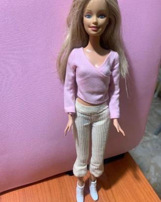 Barbie originale mattel con completo di vestiti