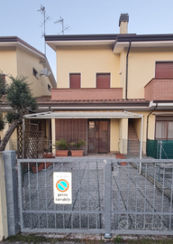 Villetta a schiera di 135 mq su 3 piani con 2 giar