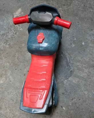 Moto cavalcabile bambini blu e rossa senza pedali