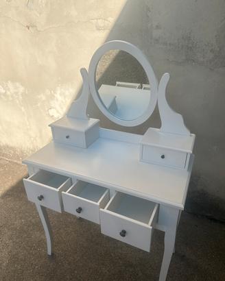 Mobile trucco con diversi casetti