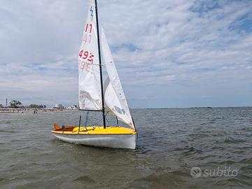 Deriva 420 con spinnaker