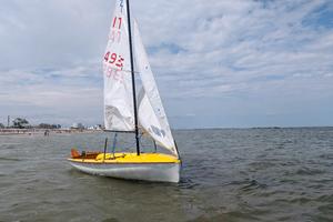 Deriva 420 con spinnaker