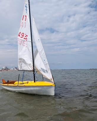 Deriva 420 con spinnaker
