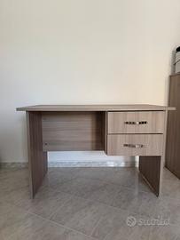Scrivania con 2 cassetti