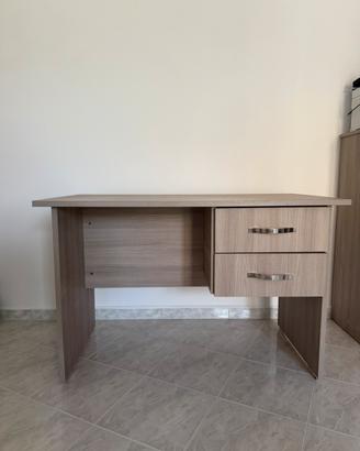 Scrivania con 2 cassetti