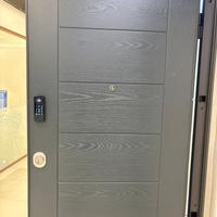 Porta blindata con serratura motorizzata