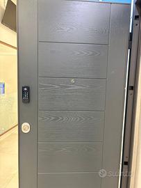 Porta blindata con serratura motorizzata