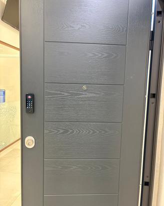 Porta blindata con serratura motorizzata