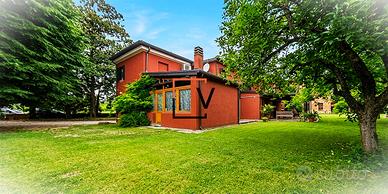 ELEGANTE CASA PADRONALE IMMERSA NEL VERDE