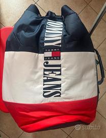 TOMMY JEANS
