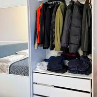 Armadio con ante scorrevoli e cassetti