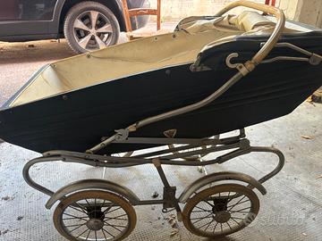 Antica carrozzina per bambini.