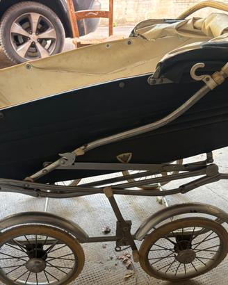 Antica carrozzina per bambini.